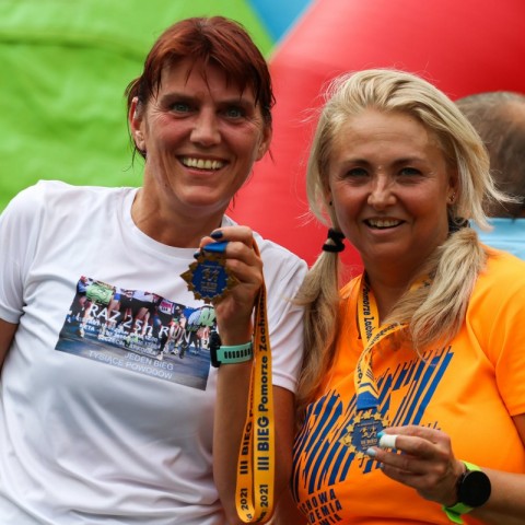 Powiększ obraz: dwie biegaczki z medalami