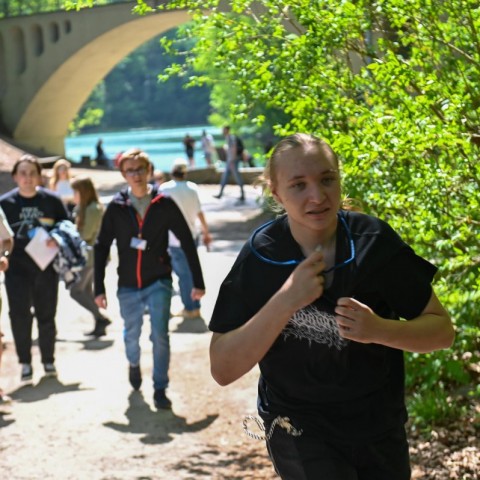 Powiększ obraz: uczestnicy biegną po ścieżce
