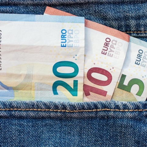 Powiększ obraz: banknoty euro w kieszeni spodni dzinsowych