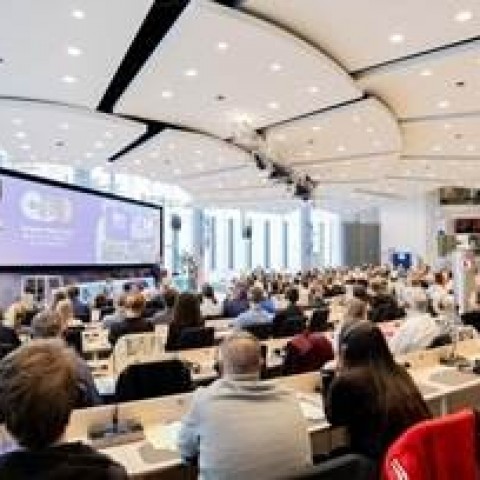 Powiększ obraz: Sala plenarna pełna ludzi